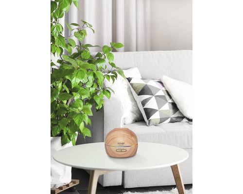 Aroma difuzér na stole v obývacím pokoji.