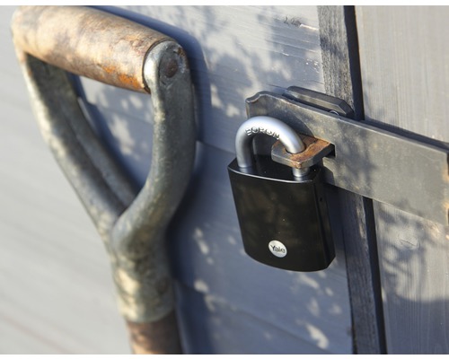 Rýč a visací zámek na dřevěných dveřích