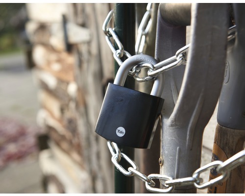 Visací zámek s řetězem a nástrojem