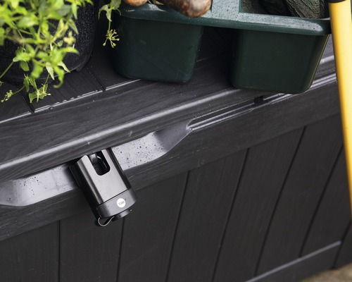 Fotografie zahradního boxu s digitálním zámkem a rostlinami na něm