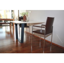 Jídelní stůl se židlemi v jídelně