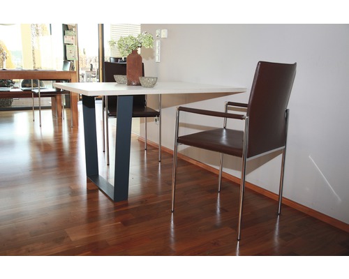 Jídelní stůl se židlemi v jídelně