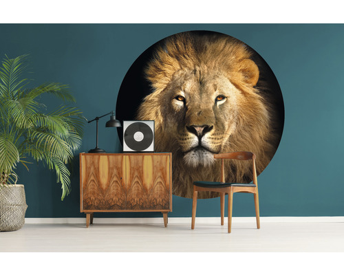 Dekorativní obývací pokoj s nástěnnou nálepkou lva, komodou a pokojovou rostlinou.