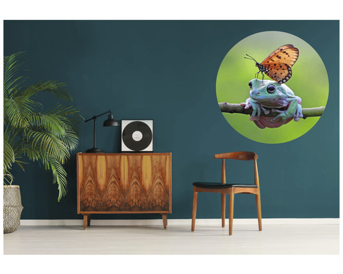 Obývací pokoj s komodou, židlí a samolepkou na zeď žába s motýlem