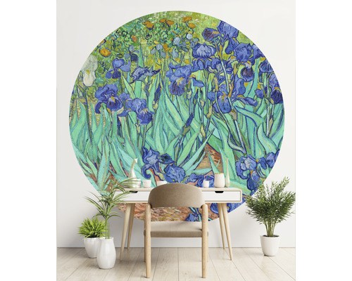 "Nástěnná malba s motivem Vincenta van Gogha ""Kosatce"", umístěná nad stolem se židlí a hrnkovými rostlinami."