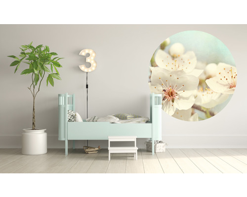 Světlá dětský pokoj s postelí, rostlinou, svítícím číslem a nástěnnou malbou