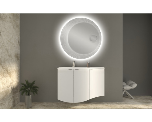 Koupelna s umyvadlovou skříňkou a osvětleným zrcadlem