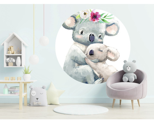 Dekorace pokoje s nástěnnou samolepkou koaly a dětským nábytkem