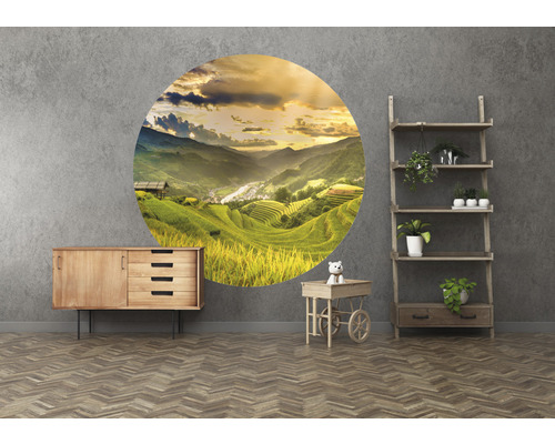 Obývací pokoj s komodou, regálem a nástěnnou samolepkou s motivem krajiny