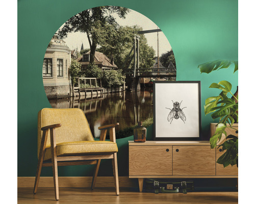 Dekorativní obývací pokoj se žlutým křeslem, komodou, pokojovou rostlinou a nástěnnou samolepkou s výhledem na město