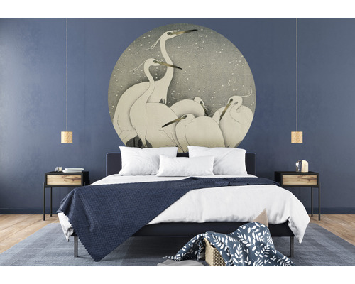 Ložnice s dvoulůžkem, nočními stolky a nástěnnou tapetou s motivy volavek.