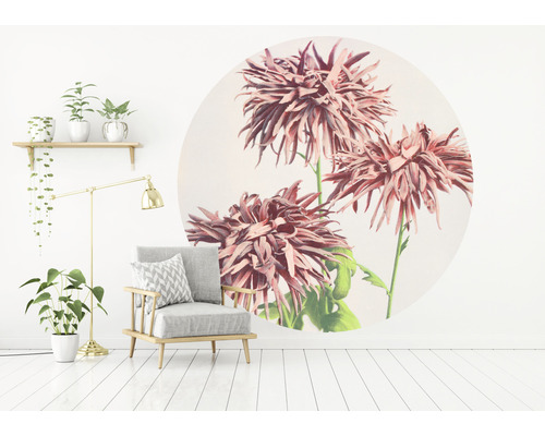 Dekorativní obývací pokoj s křeslem, stojací lampou a nástěnnou malbou s květinovým motivem