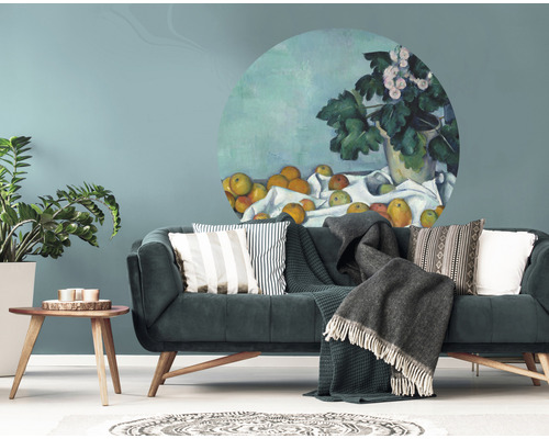 Obývací pokoj s pohovkou a nástěnnou malbou s motivem zátiší