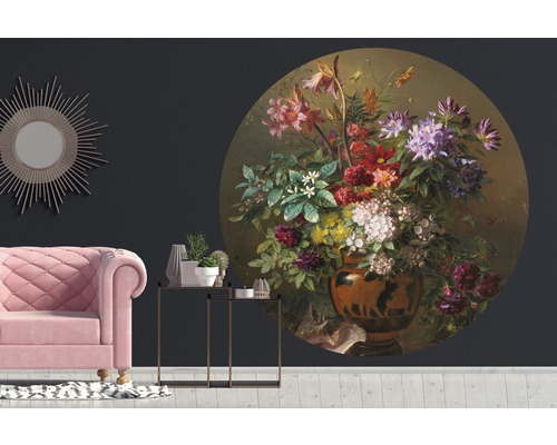 Obývací pokoj s nástěnnou malbou květinového zátiší, pohovkou a příručním stolkem