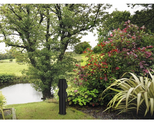 Zahradní scéna se stromem, rybníkem a černým zahradním sloupkem se zásuvkami