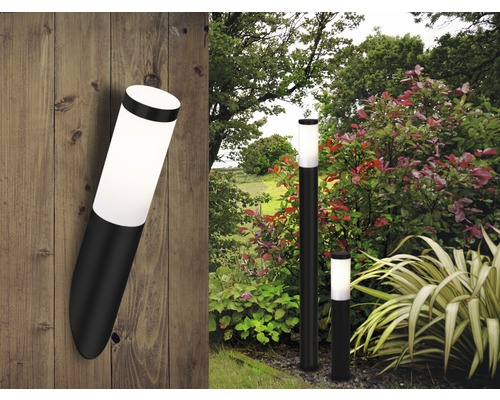 Zahradní scéna s nástěnným svítidlem a několika sloupkovými svítidly osvětlujícími venkovní prostory.