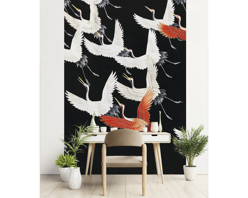 Místnost s černou tapetou se vzorem jeřábů, bílým stolem a rostlinami