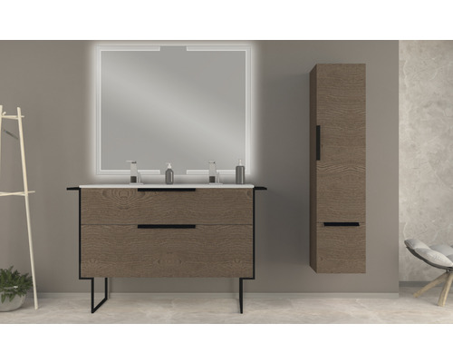 Koupelna s umyvadlovou skříňkou, zrcadlem s osvětlením a vysokou skříňkou