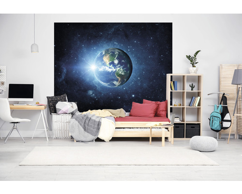 Světelný pokoj pro mladé s psacím stolem, postelí a fototapetou s motivem Země ve vesmíru.