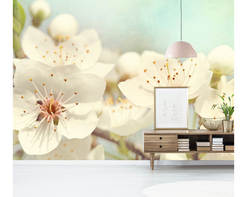 Design pokoje s květinovou tapetou, komodou a dekorací