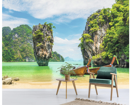 Fototapeta s thajskou ostrovní krajinou a dřevěnými rybářskými loděmi