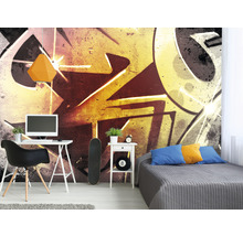Mládežnický pokoj s graffiti tapetou, psacím stolem a postelí