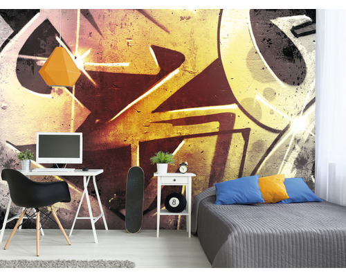 Mládežnický pokoj s graffiti tapetou, psacím stolem a postelí