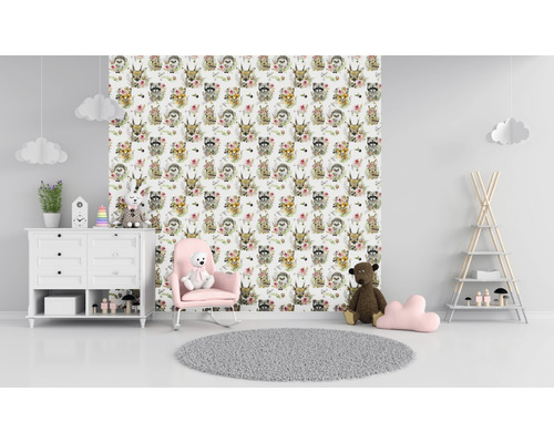 Dětský pokoj s tapetou se zvířecími motivy, komoda, houpací křeslo a hračky