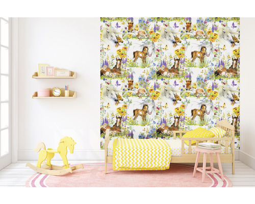 Dětský pokoj s tapetou s koňmi, postelí, houpacím koněm a policemi