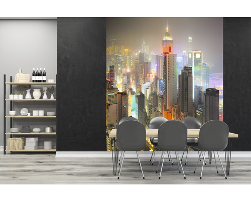 Jídelna s fototapetou zobrazující osvětlené město a policí