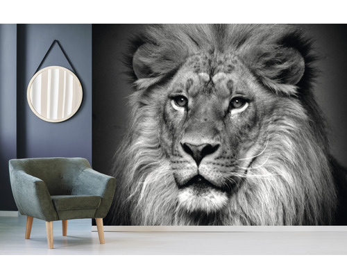 Obývací pokoj s křeslem, zrcadlem a fototapetou s motivem lva