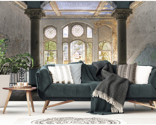 Obývací pokoj s pohovkou, polštáři, dekou a nástěnnou tapetou s architektonickým vzorem