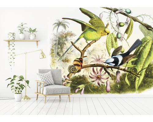 Obývací pokoj s křeslem a fototapetou s motivy ptáků a džungle