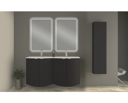 Koupelna s umyvadlovou skříňkou, umyvadlem, osvětlenými zrcadly a vysokou skříňkou