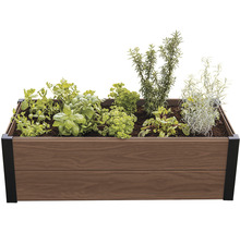 Dřevěný vyvýšený záhon osázený různými bylinkami