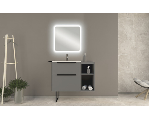 Moderní koupelna s umyvadlovou skříňkou, osvětleným zrcadlem a dekoracemi pro stylovou atmosféru