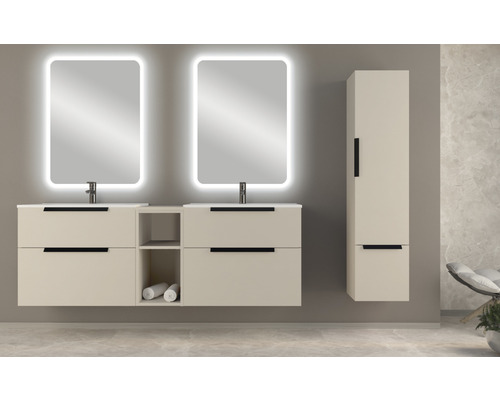 Koupelna se dvěma umyvadly, osvětlenými zrcadly a vysokou skříní pro další úložný prostor.