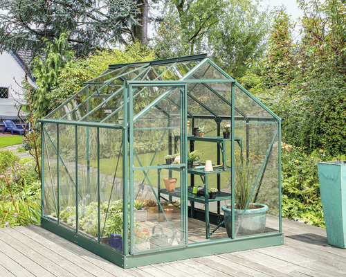 Skleník s regály v zahradě