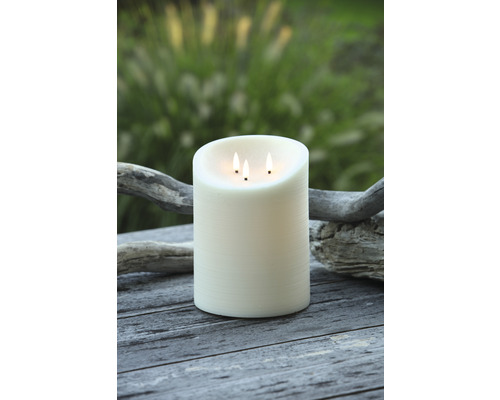 Dekorativní LED svíčka se třemi plameny na dřevěném povrchu