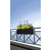 Truhlík s květinami na balkonovém zábradlí