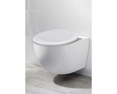 Závěsný klozet s uzavřeným splachovacím kruhem v koupelně.