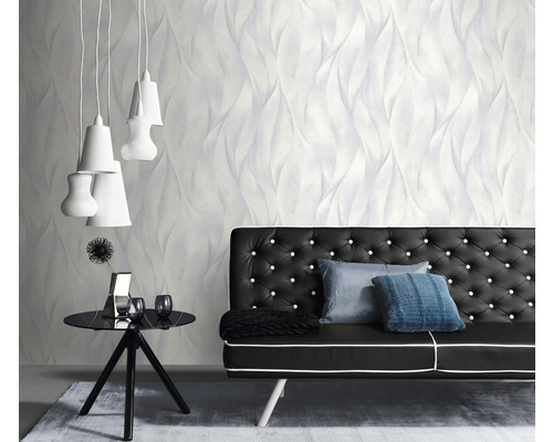 Obývací pokoj s trojrozměrnou tapetou, pohovkou, stolem a lampami