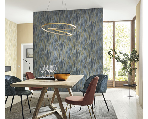 Jídelna s dřevěným stolem, židlemi a vzorovanou tapetou