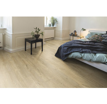 Světlá ložnice s laminátovou podlahou v dřevěném vzhledu, postelí a nočním stolkem