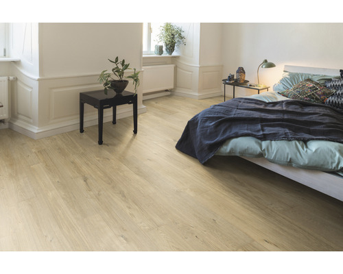 Světlá ložnice s laminátovou podlahou v dřevěném vzhledu, postelí a nočním stolkem