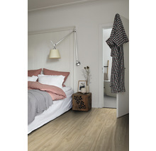 Ložnice s postelí, nočním stolkem a dřevěnou podlahou