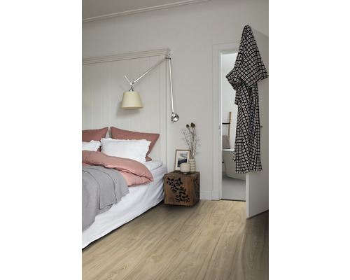 Ložnice s postelí, nočním stolkem a dřevěnou podlahou