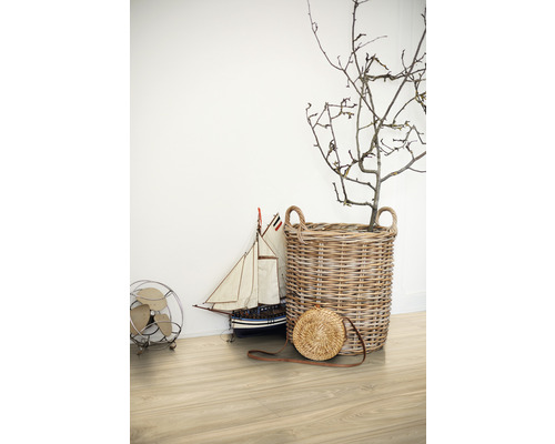 Dekorativní scéna s košíkem, modelem lodi a ventilátorem