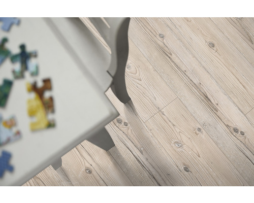 Dřevěná podlaha se stolem a puzzle v místnosti