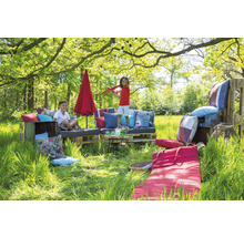 Na zahradě je posezení z palet s polštáři, slunečník a dvě děti.